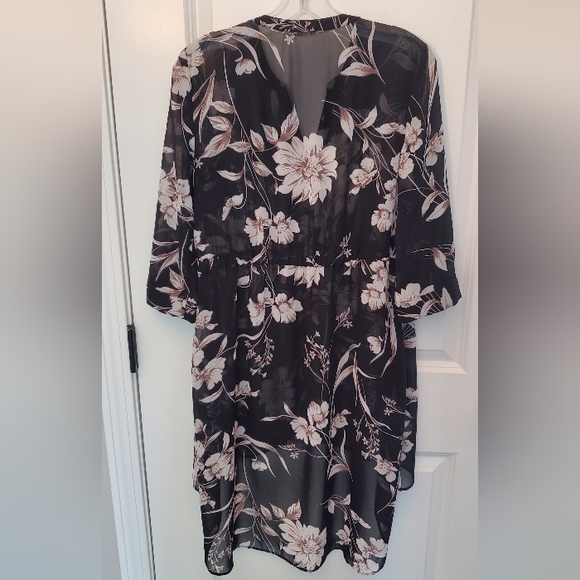 Maurices Women’s Blouse S Black Pink Floral High-Low Hem NWOT Short Sleeve - Picture 7 of 7